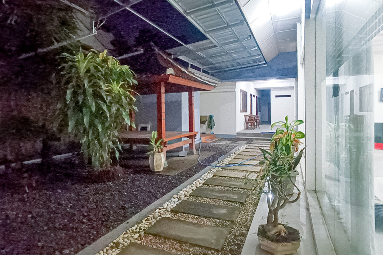 Exterior & Views 2, RedDoorz @ RRR Guesthouse Mataram, Lombok