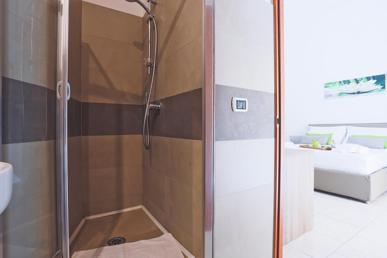 Shower 1, GuestHost - Veiled Christ Apartments, Napoli