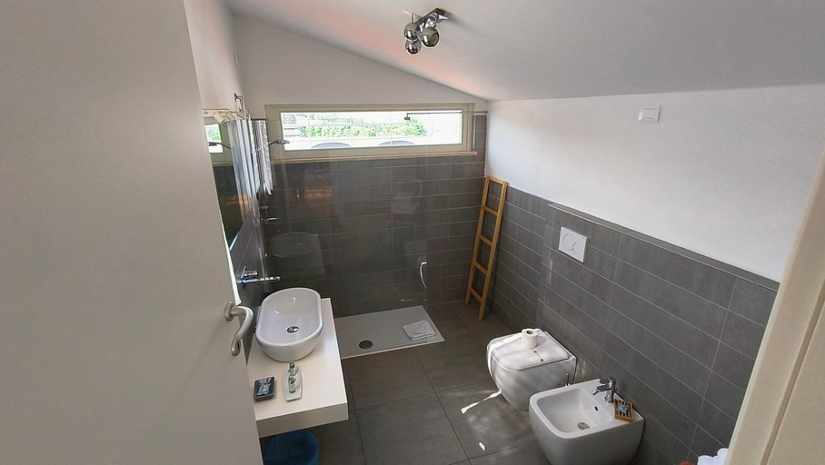 Bathroom 2, Villa Le Statue, Florence
