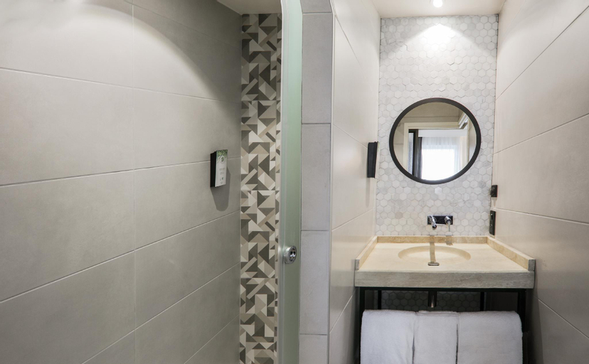 Bathroom 14