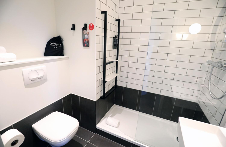 Bathroom 4, ibis Bourgoin Jallieu Medipole, Isère