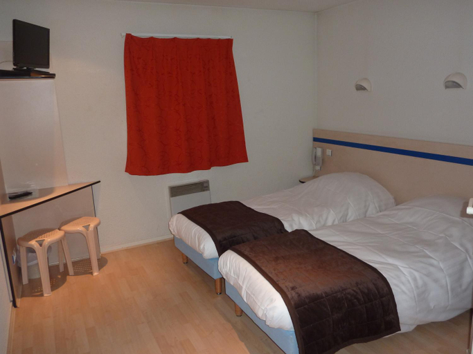 Bedroom 3, Lac'hotel France, Ain