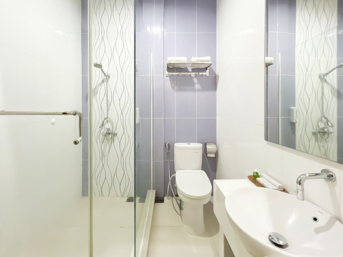 Bathroom 3, Kartika Hotel Syariah Pacitan Mitra RedDoorz, Pacitan