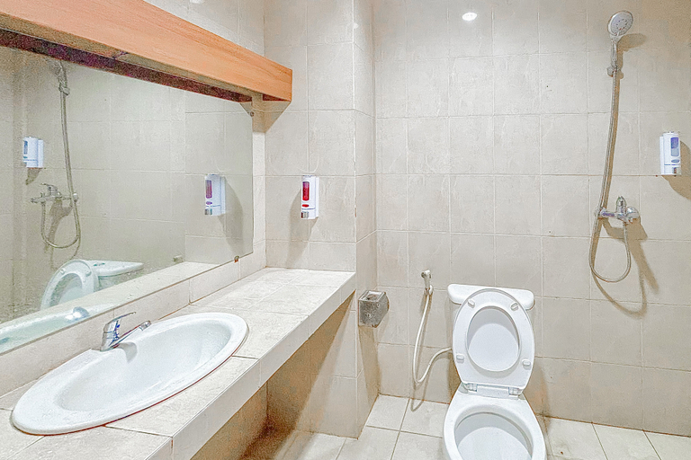 Bathroom 4, Urbanview Hotel D’ Calton Sukabumi, Sukabumi