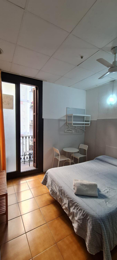 Others 5, Pension 45, Barcelona
