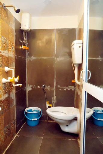 Bathroom, Hotel Golden Plaza, Thane