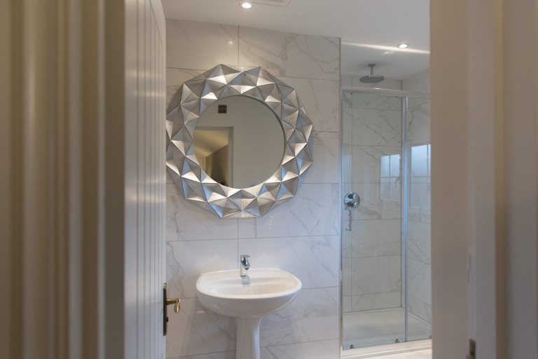 Bathroom, The Dog in Over Peover, Cheshire East