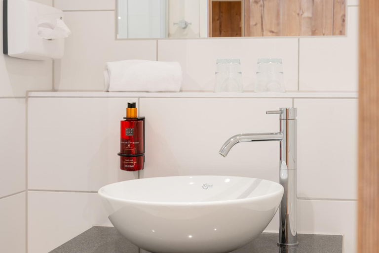 Bathroom 4, snooze apartments Holzkirchen, Miesbach