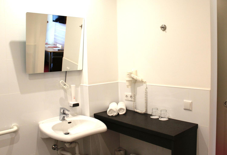 Bathroom 5, Come In Hotel, Ingolstadt