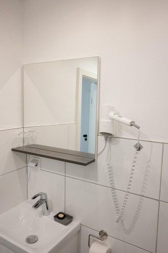 Bathroom 5, Hotel Teatro, Kassel