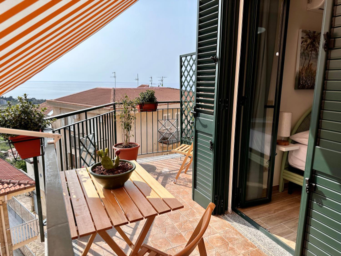 Others 5, Amuka B&B, Messina