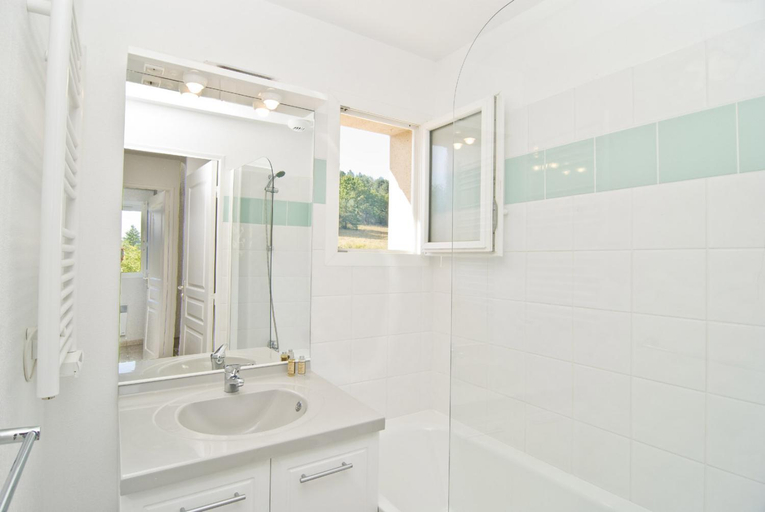 Bathroom 2, Residence Goelia Le Hameau de la Vezere, Dordogne