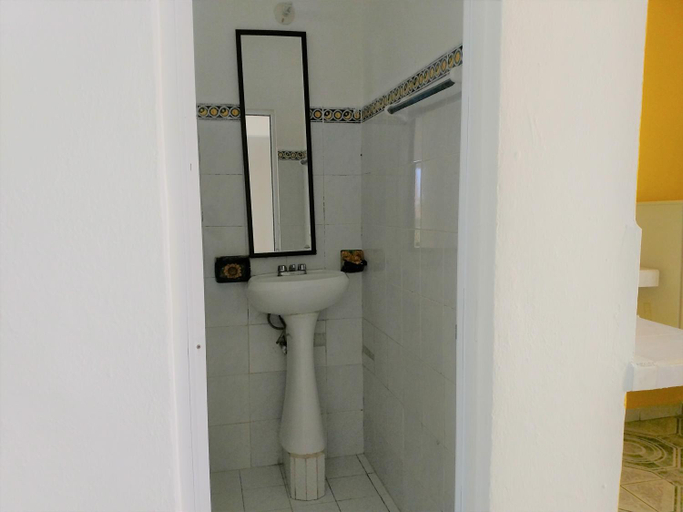 Bathroom 2, El Malecon, Central Mini Apartments, Isla Mujeres
