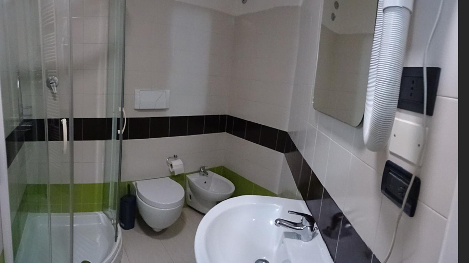 Bathroom 4, Hotel Paradiso, Modena