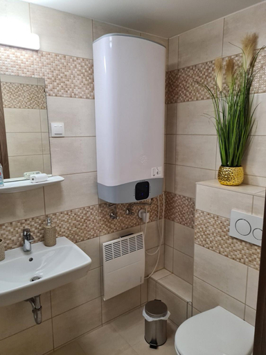 Others 5, City Center Apartmanhaz, Eger