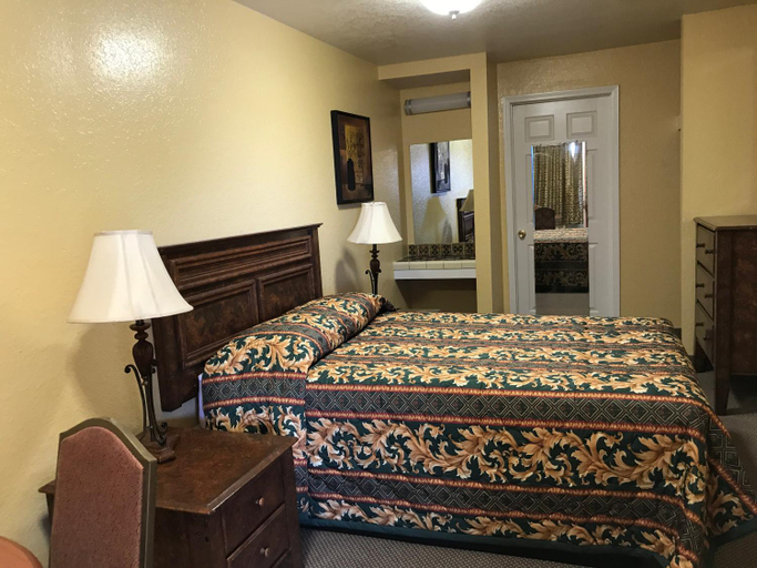 Bedroom 5, Hacienda Motel, San Diego