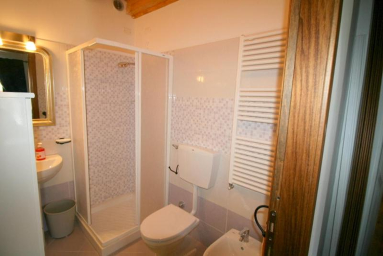 Bathroom 3, B&B Castello Malaspina di Tresana, Massa Carrara