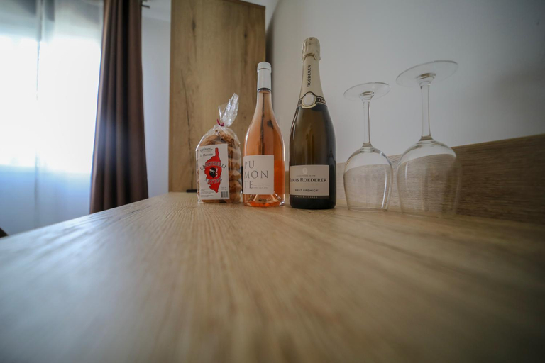 Food & Drinks 5, L'Escale Port Chambres a Louer, Corse-du-Sud
