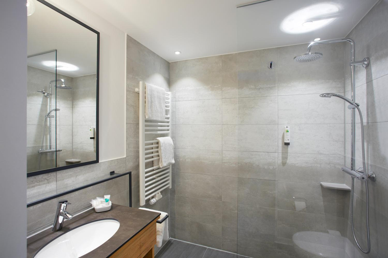Bathroom 2, Hotel & Restaurant Wilder Mann, Ostalbkreis