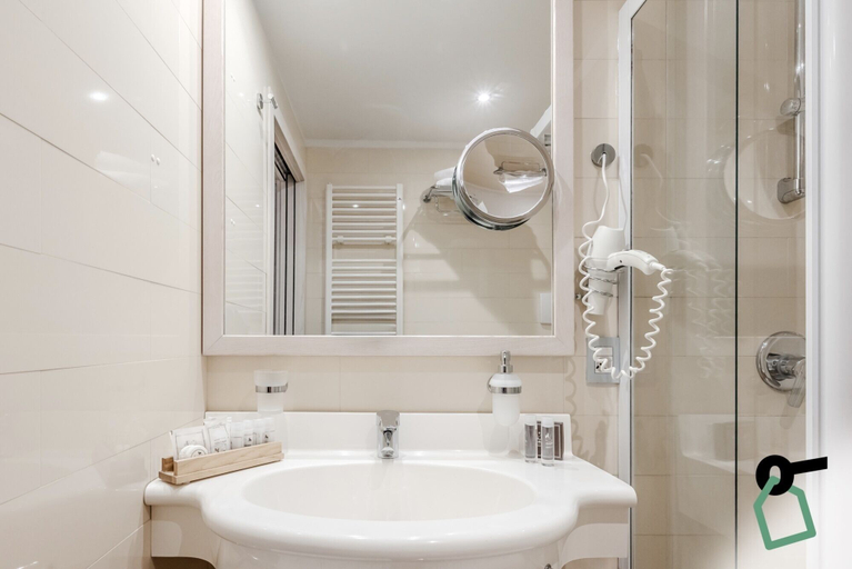 Bathroom 5, Hotiday Torbole Lago, Trento