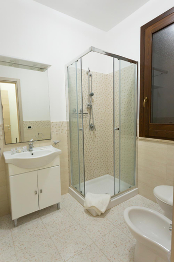 Bathroom 3, Oasi Guzzetta, Trapani
