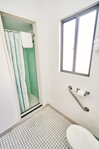 Bathroom 2, 7 Inn, Tehama