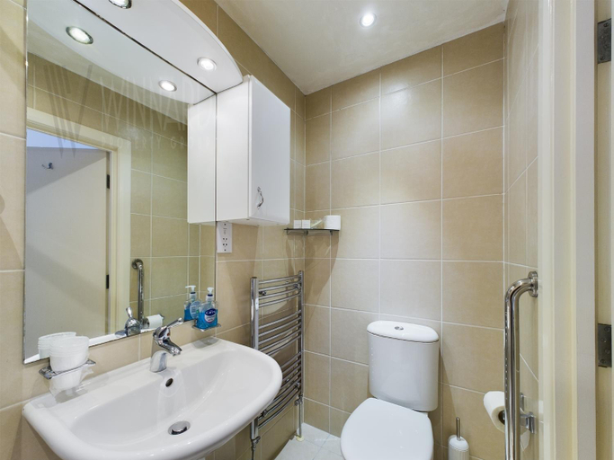 Bathroom 5, Sandbanks Suite, Blackpool