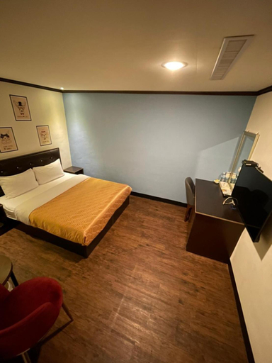 Bedroom 3, Holiday Business Hotel, Taitung