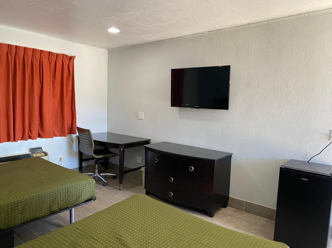 Others 3, Executive Inn, Lea