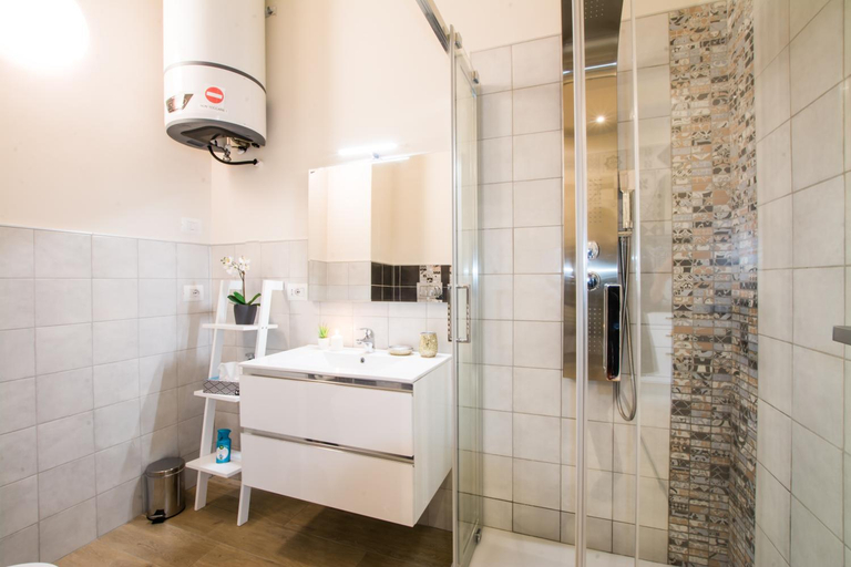Bathroom 2, La Dotta Apartments, Bologna