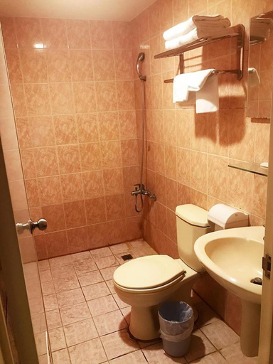 Bathroom 5, Holiday Business Hotel, Taitung