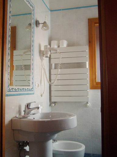 Bathroom 3, Albergo Passet, Torino