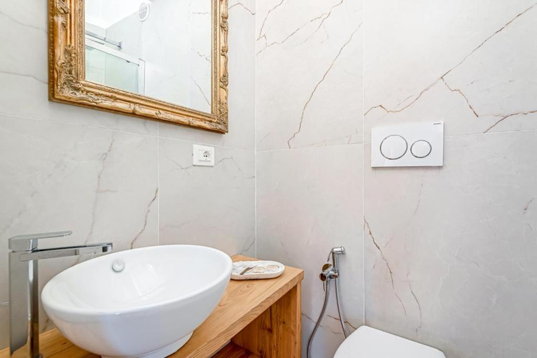 Bathroom 2, Giglio, La Spezia