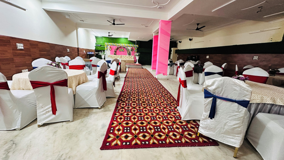 Food & Drinks 4, The Everest 43, Gautam Buddha Nagar