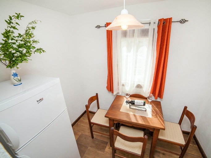 Others 5, Apartments Ana 1