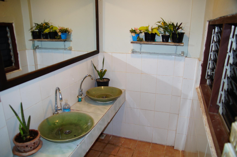 Bathroom, Thakhek Travel Lodge, Thakhek