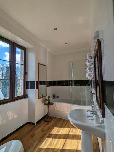 Bathroom 4, Trente-Trois Le Nouhaud, Creuse