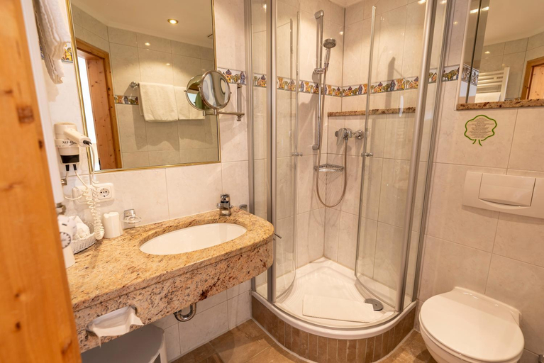Bathroom 3, ARNIKA Garni, Garmisch-Partenkirchen