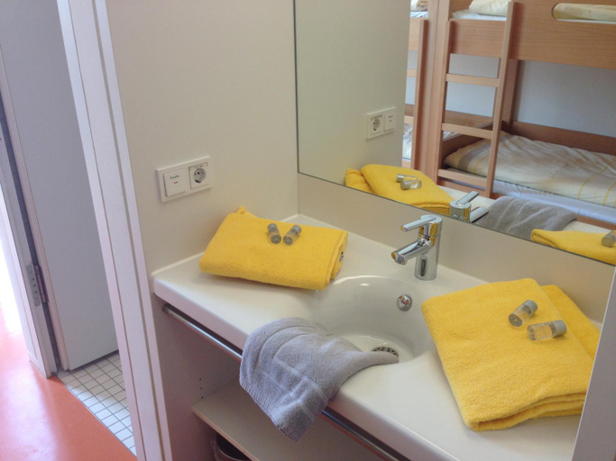 Bathroom 2, Jugendherberge Stuttgart Neckarpark, Stuttgart