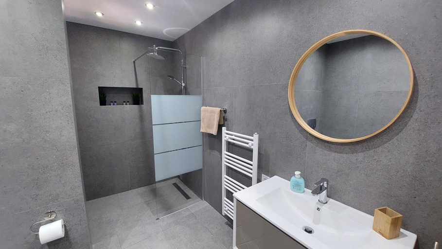 Bathroom 3, Jimmy's place, Attica