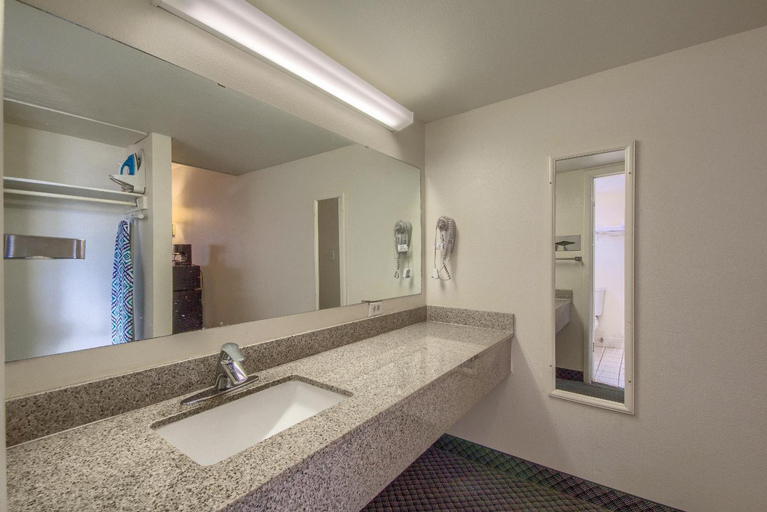 Bathroom 4, Americas Best Value Inn Uvalde, Uvalde