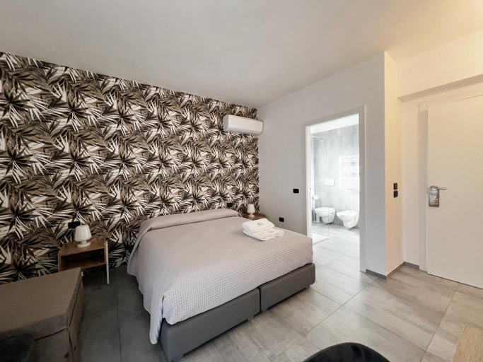 Others 2, Pinea b&b, Taranto