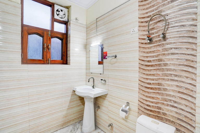 Bathroom 3, The Everest 43, Gautam Buddha Nagar