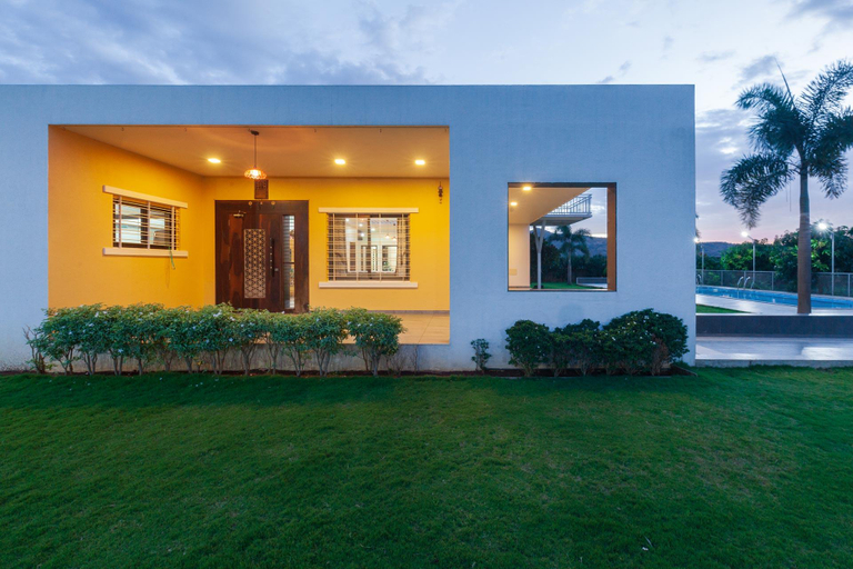 Exterior & Views