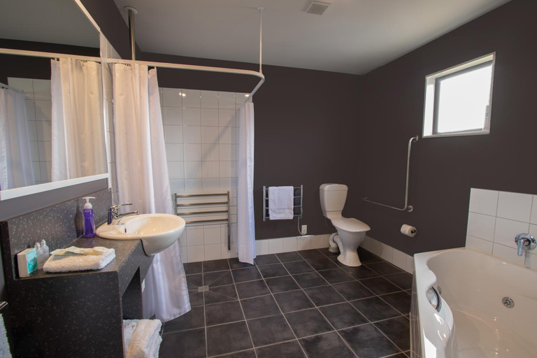 Bathroom 2, Stations Inn, Westland