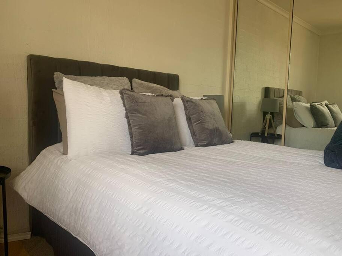 Bedroom 1, Plush 2 bedroom apartment Kingston, Canberra