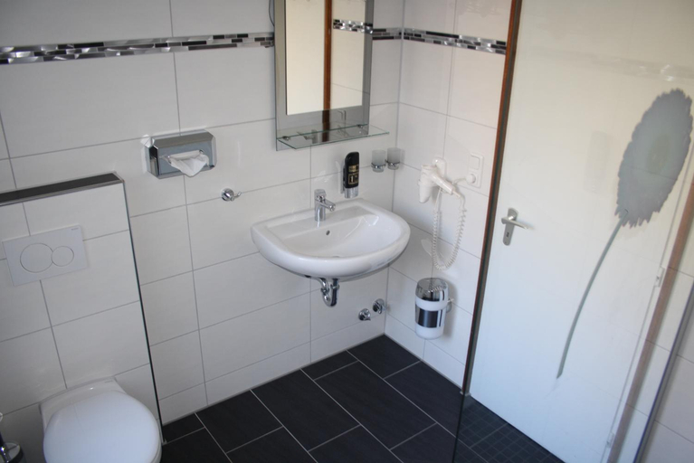 Bathroom 3, Hotel Deutsches Haus, Cuxhaven