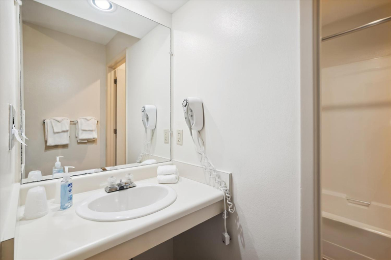 Others 2, Cedarbrook Standard Hotel Room 204, Windsor