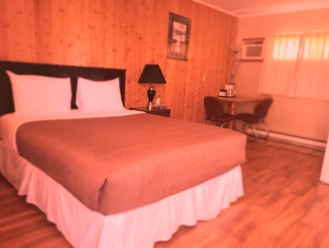 Bedroom 2, Wildwood Motel, Shelburne