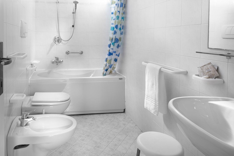 Bathroom 2, HOTEL ZANARINI in CENTRO a Riccione, Rimini